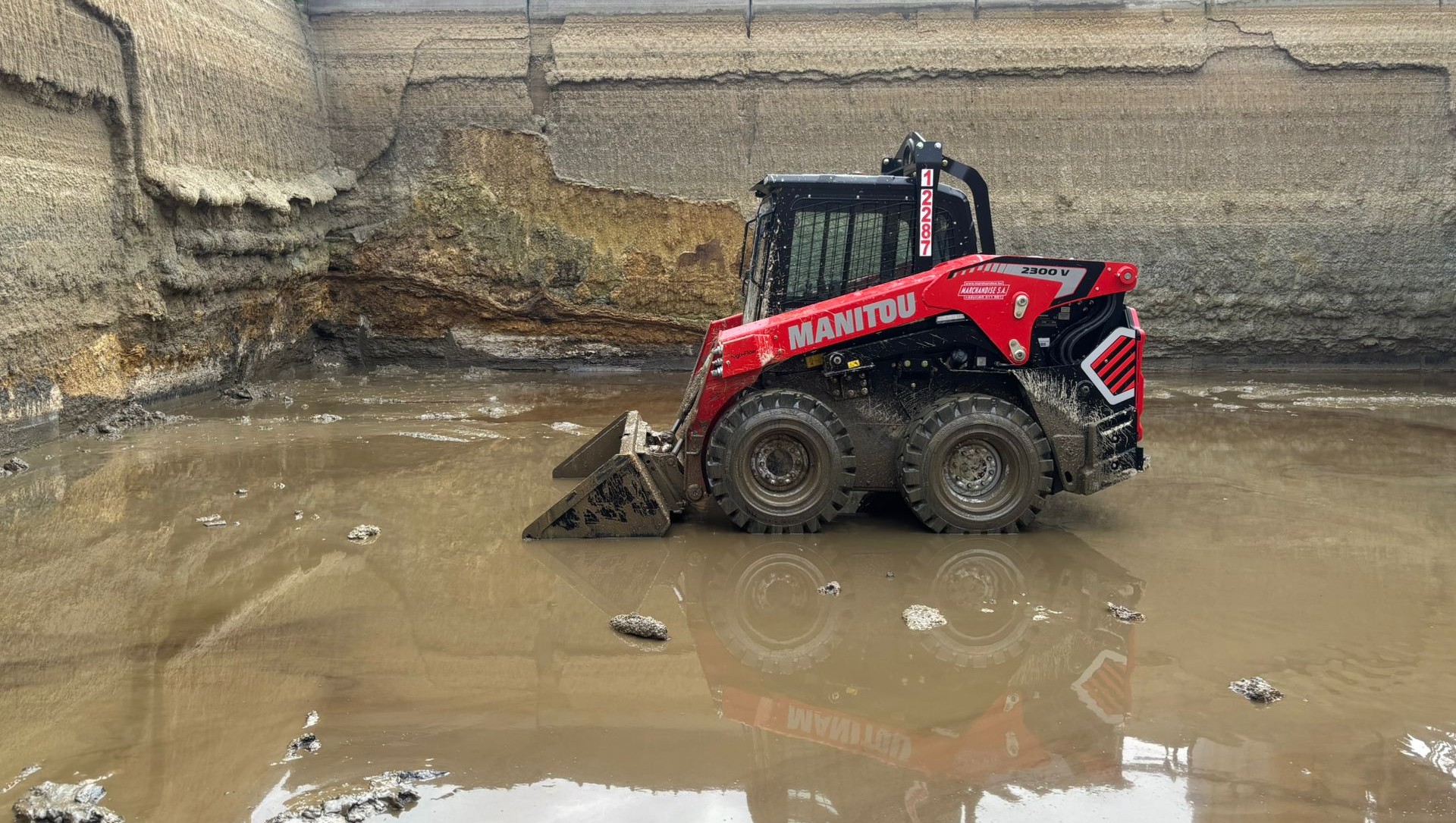 Un bassin rempli de boue