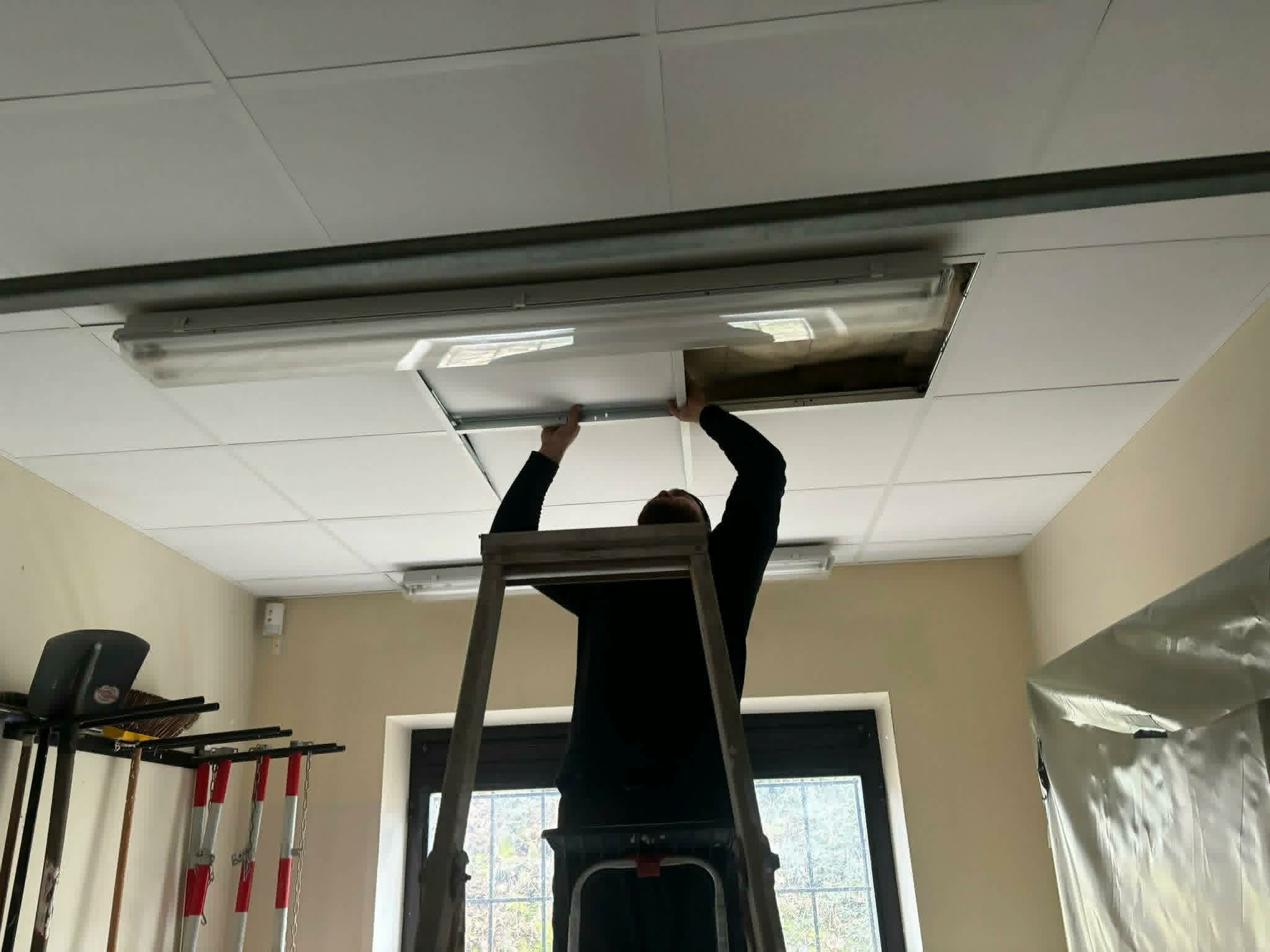 Un plafond en amiante à évacuer